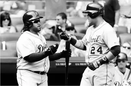  ??  ?? PRINCE Fielder, a la izquierda, felicita a su compañero Miguel Cabrera luego de que este último sacudiera su cuadrangul­ar número 35 de la campaña durante la tercera entrada del partido de ayer en el Yankee Stadium.