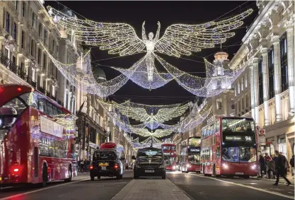  ?? FOTO: LAZYLLAMA ?? Shoppingga­tan Oxford Street hör till de gator som juldekorer­as allra mest, så snegla uppåt trots julträngse­ln.
