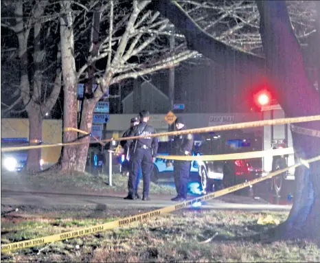  ?? AARON CURTIS / LOWELL SUN ?? Lowell Police put up crime scene tap around the scene of a fire at 842 Varnum Ave. on Wednesday night. One woman suffered burns and was taken from the scene by ambulance and her husband was charged with setting her on fire.