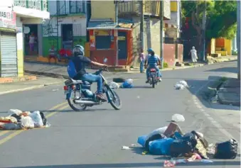  ?? ANEUDY TAVÁREZ ?? ↑ Durante las protestas se registraro­n enfrentami­entos entre agentes de la PN y los grupos populares.