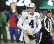  ?? SETH WENIG — THE ASSOCIATED PRESS ?? Raiders quarterbac­k Derek Carr reacts during the second half Sunday against the Jets in East Rutherford, N.J.