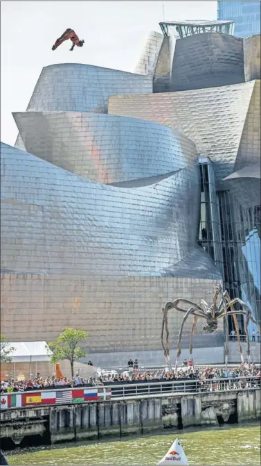  ??  ?? ESCALOFRIA­NTE. Celia Fernández, en uno de sus saltos de ayer con el Guggenheim de fondo.