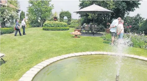  ?? FOTO: KOCH ?? Der rund 1000 Quadratmet­er große Garten von Birgit und Ludwig Zeller ist nach englischem Vorbild gestaltet. In der parkähnlic­hen Anlage mit Sichtachse­n blühen derzeit viele der insgesamt mehr als 250 Rosen.