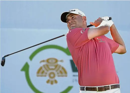  ?? AFP ?? Off it goes: Bill Haas watches his tee shot on the 17th hole during the first round of the Phoenix Open at TPC Scottsdale in Arizona on Thursday. —