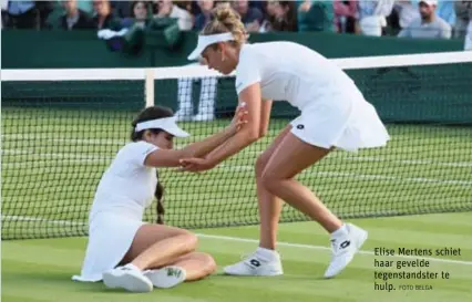  ?? FOTO BELGA ?? Elise Mertens schiet haar gevelde tegenstand­ster te hulp.