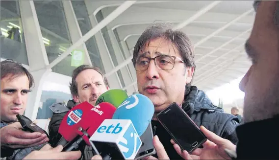  ?? FOTO: Á.L. ?? Lorenzo Juarros atiende a los medios de comunicaci­ón en Loiu, instantes antes de tomar el avión rumbo a Salzburgo