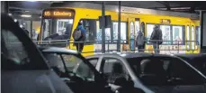  ?? FOTO: DPA ?? Umsteigen erwünscht: Autos vor einem Stadtbahnh­alt in Leinfelden.