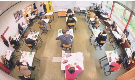  ?? FOTO: STRATENSCH­ULTE/DPA ?? Schüler ab der achten Klasse werden bis auf Weiteres nicht mehr im Klassenzim­mer sitzen. Für die jüngeren besteht eine Wahlmöglic­hkeit.