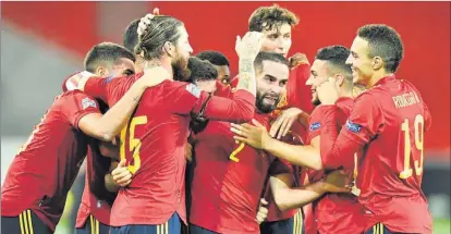  ?? PHILIPP GUELLAND / EFE ?? Los jugadores de la selección festejan el gol de Gayà en el último minuto del partido, anoche en Stuttgart.