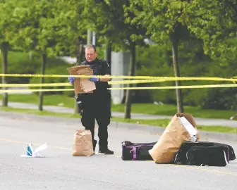  ?? PHOTOS: NICK PROCAYLO ?? Homicide investigat­ors analyze the scene outside the Fraserview Banquet Hall after an early-morning shooting on Sunday. UN gangster Amarpreet (Chucky) Samra was the target, according to sources.