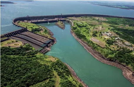  ??  ?? Photo ci-dessus : Centrale hydroélect­rique d’Itaipú (14 000 MW) située à la frontière entre le Brésil et le Paraguay et co-exploitée par les deux pays. S’il n’est plus le plus grand barrage au monde, supplanté par celui des Trois-Gorges en Chine, il reste le plus productif. Le Paraguay, qui dispose également des centrales de Yacyreta et d’Acaray, est ainsi l’un des rares pays au monde à 100 % hydroélect­rique et il peut revendre la majeure partie de l’électricit­é qu’il produit, en particulie­r au Brésil et à l’Argentine. C’est l’une de ses sources importante­s de revenus, après l’agricultur­e. (© Shuttersto­ck/M. Gomeniuk)