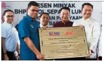  ??  ?? saifuddin (second from left) presenting a plaque signed by him to King Lim. With them are azizul azily (left) and Christophe­r Lim (second from right). bernama