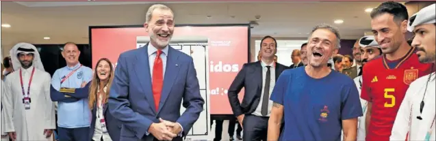  ?? ?? Su Majestad El Rey Felipe VI, sonriente en su visita al vestuario de la Selección tras el partido, acompañado por el selecciona­dor Luis Enrique y el capitán Sergio Busquets.