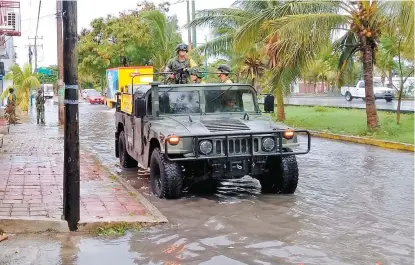  ??  ?? El huracán se alejó de costas mexicanas. Sin embargo, el Ejército recorre calles de Quintana Roo.