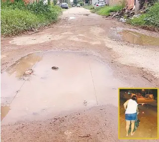  ??  ?? Na Rua Carlos Sampaio, a grande dificuldad­e para Bruna Alves, é passar com o carrinho de bebê na lama