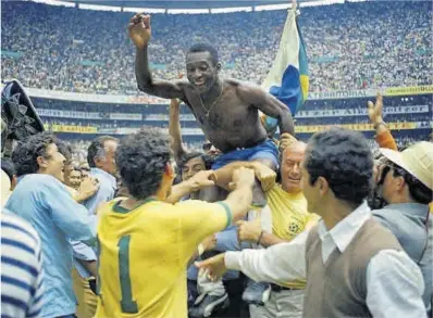  ?? AP ?? Pelé, sacado a hombros tras la conquista del Mundial de 1979 (4-1 a Italia) en el estadio Azteca.