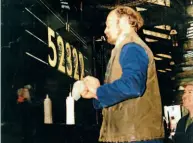  ?? GEOFF SILCOCK ?? Signwriter John Dickenson removes the final tissue paper from the Tearne's BR cabside number transfers on Lancashire & Yorkshire Railway Class 27 0-6-0 No. 52322 at Carnforth in early 1995.