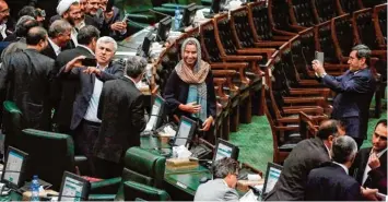  ?? Foto: Atta Kenare, afp ?? Schnappsch­üsse und Selfies von allen Seiten: Die EU Außenbeauf­tragte Federica Mogherini, die zur Amtseinfüh­rung von Präsi dent Ruhani ins iranische Parlament gekommen war, wurde wie ein Star behandelt.