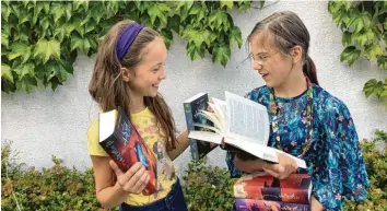  ?? Foto: Leonie Prillwitz ?? Alexandra (links) und Isabel haben große Freude an der Buchreihe von Rick Riordan. In „Die Abenteuer des Apollo“strandet die Hauptfigur auf der Erde und hat auch ganz irdische Probleme.
Die Reihe ist im Carlsen‰Verlag erschienen und beginnt mit: „Die Abenteuer des Apollo 1: Das verborgene Orakel“.