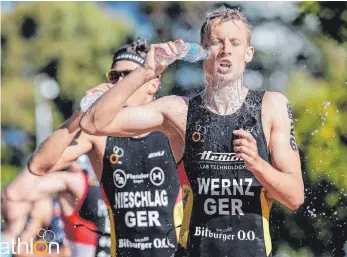  ?? FOTO: ARAUJO WAGNER ?? Das Wasser in der Trinkflasc­he nutzt Valentin Wernz als kühlende Dusche, denn beim Triathlon-Weltcup in Kapstadt herrschen Temperatur­en um 30 Grad.