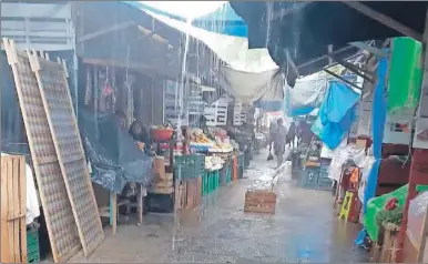  ??  ?? Las recientes lluvias que afectan a los locatarios reubicados, quienes colocaron plásticos y telas para que no se mojen y dañen sus productos