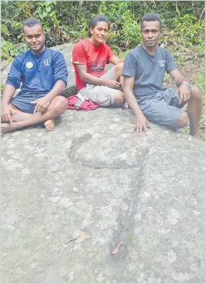  ?? Picture: SERAFINA SILAITOGA ?? Villagers of Dakuniba show a mark on one of the vatu vola stones similar to the alphabet “Y”.