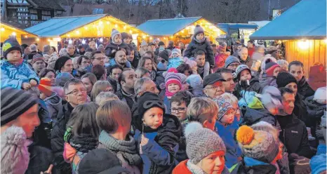  ?? FOTOS: HOFER-RUNST ?? Der Platz zwischen den Hütten wurde zwischenze­itlich knapp – so groß war der Besucheran­drang vor und in Maria Rosengarte­n.