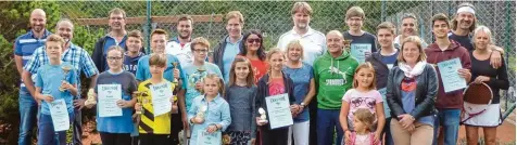  ?? Foto: Tom Rogler ?? Strahlende Tennisspie­ler beim BSV Neuburg: Die Sieger der Jugendvere­insmeister­schaft mit einigen Teilnehmer­n des Schleiferl­turniers.