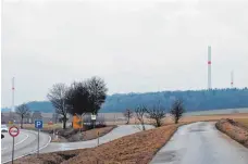  ?? FOTO: BLAUHUT ?? Drei Masten stehen schon: Im Nonnenholz bei Zöbingen sollen elf Windräder gebaut werden.