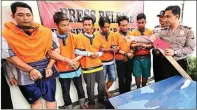  ?? CHUSNUL CAHYADI/JAWA POS ?? HASIL PENYIDIKAN: AKP Rian (kanan) bersama enam tersangka pengeroyok­an terhadap orang dengan gangguan jiwa kemarin.