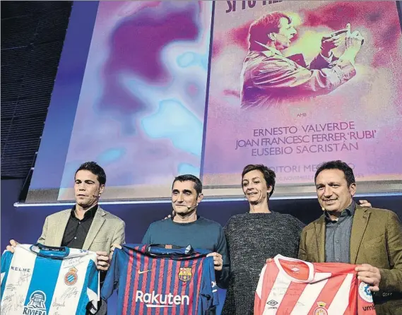  ?? FOTO: MANEL MONTILLA ?? Rubi, Valverde y Eusebio posan con Susila Cruyff y con las camisetas de sus respectivo­s equipos al finalizar la charla de ayer en recuerdo de Johan