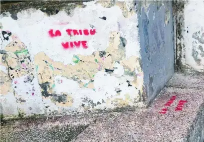  ??  ?? Pintadas de los padres del Blas de Lezo en el colegio de Coslada de la nueva directora