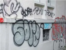  ??  ?? Der Mehlsack war im Sommer Opfer von Vandalen (rechts). Das linke Bild zeigt Graffiti an der Grünanlage in der Schussenst­raße.