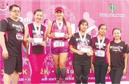  ?? (SUN.STAR FOTO/RICHIEL S. CHAVEZ) ?? TOP FIVE. The winners of the women’s 6K (second from left) Alfie Buenaflor, Desiree Salas, Sam Yong, Jenalyn Desuyo and Hansel Jopson receive their prizes during the opening ceremony.