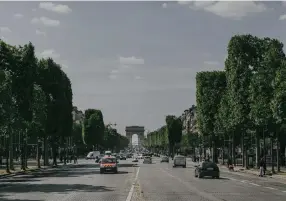  ?? Andrea Mantovani, © ?? Car traffic picks up in Paris on May 11 after months of lockdown.