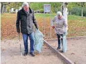  ?? FOTO: STADT
METTMANN. ?? Hans-Werner Lange und Anita Schäfer von den Aulen Mettmanner­n beim Müll sammeln.