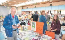  ?? FOTO: ELISABETH SOMMER ?? Buchautor Manfred Eichhorn verkaufte Restbestän­de aus seiner Buchhandlu­ng und wurde immer wieder auch um ein Autogramm gebeten.