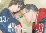  ?? COLIN EVERETT THE CANADIAN PRESS FILE PHOTO ?? Walter Gretzky was known for being generous with his time when meeting hockey fans, as at this 2007 tournament in Brantford, Ont.