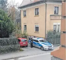 ?? FOTO: DPA ?? Polizei an der Joseph- Christian- Gemeinscha­ftsschule in Riedlingen nach einem Amokalarm: Nach 13 Minuten konnte Entwarnung gegeben werden.
