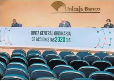  ?? EFE ?? Ángel Rodríguez de Gracia, Manuel Azuaga y Vicente Orti, ayer, en la junta general de Unicaja.