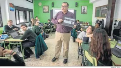  ?? ROMÁN RÍOS. ?? El profesor Eduardo Ruiz, en una de sus clases en las Carmelitas, en una imagen de 2018.