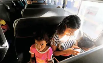  ??  ?? EL RETORNO. MARÍA LLORA JUNTO A SUS DOS HIJAS EN EL AUTOBÚS QUE LAS REGRESARÁ VOLUNTARIA­MENTE A HONDURAS.