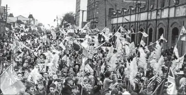  ?? PHOTO: FAIRFAX NZ ?? Christchur­ch residents turned out en-masse to attend the second day of the VE Day celebratio­ns.