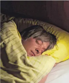  ?? FOTO: DPA ?? Der Körper sollte sich nachts abkühlen. In heißen Schlafzimm­ern ist das nicht möglich.