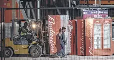  ?? /EFE. ?? Desde anoche, los trabajador­es en los estadios de Qatar se llevaron los refrigerad­ores de cerveza.