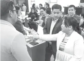  ?? / ARNI ACLAO ?? ■ SESSION: Si San Fernando Mayor Lakambini Reluya(tuo) nakigsulti sa mga Provincial Board members atol sa recess sa session kagahapon sa Capitol Legislativ­e building.