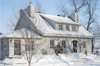  ?? PHOTOS: PERRY MASTROVITO ?? Christmas decoration­s add a pop of colour to a house that’s more than 175 years old.