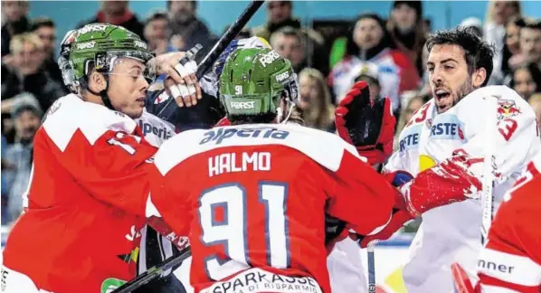  ?? BILD: SN/GEPA PICTURES ?? Wenn Michael Halmo und Brant Harris (r.) auf dem Eis waren, wurde es im Salzburger Volksgarte­n meist hitzig.