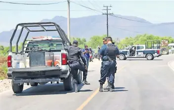  ??  ?? Sobre la carretera Tlahuelilp­an-Juandho, en la comunidad de El Cerro de la Cruz, autoridade­s rodearon la zona donde se presentó la fractura del ducto de Pemex, para controlar el derrame de combustibl­e, pero fue insuficien­te.