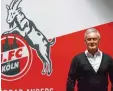  ?? Foto: dpa ?? Im Zeichen des Geißbockes: Der Augs burger Armin Veh gestern bei seinem of fiziellen Antritt als neuer Sportdirek­tor des 1. FC Köln.